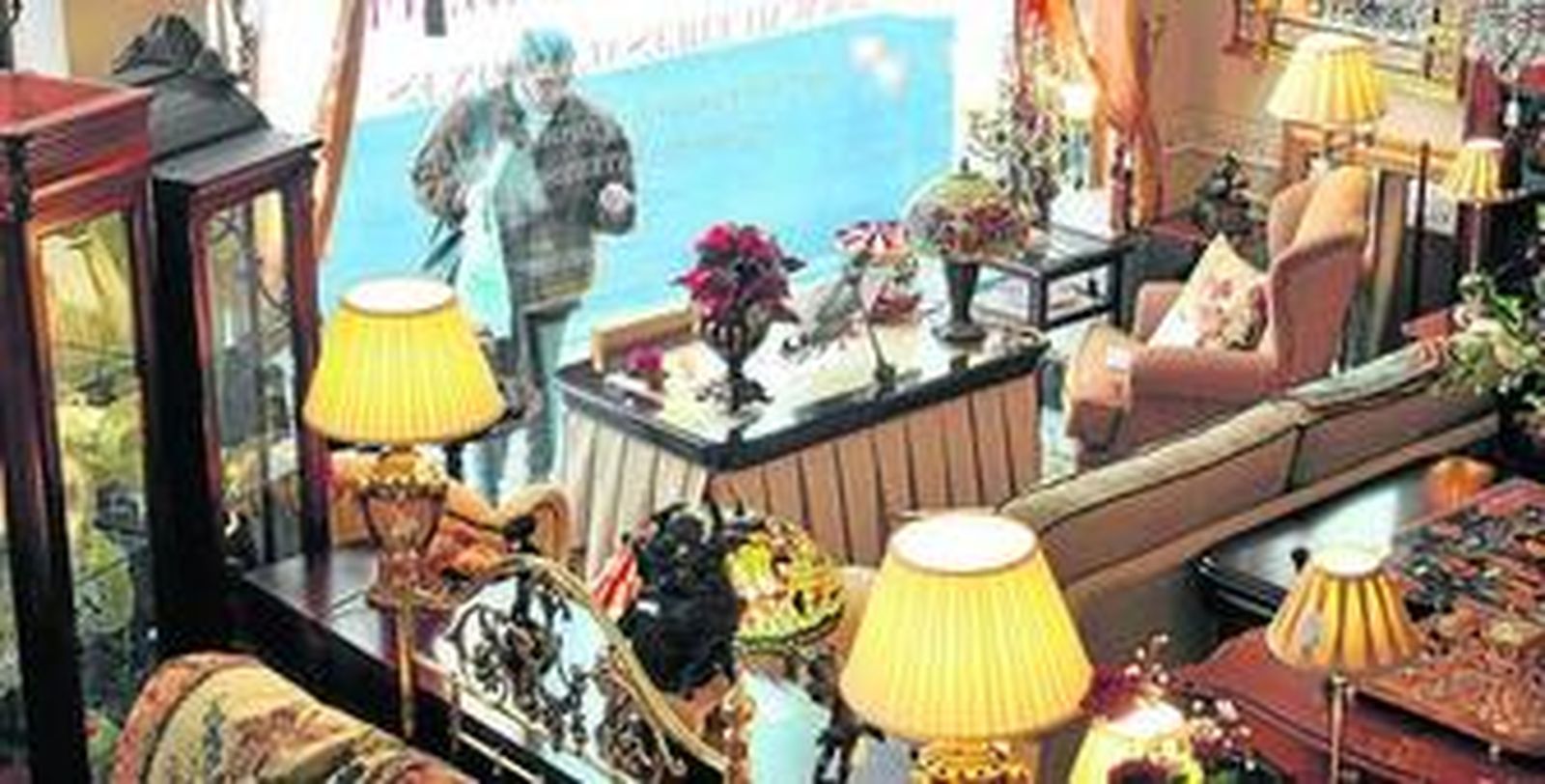 Además de los muebles que fabrican, venden también artículos de decoración de diversas firmas.