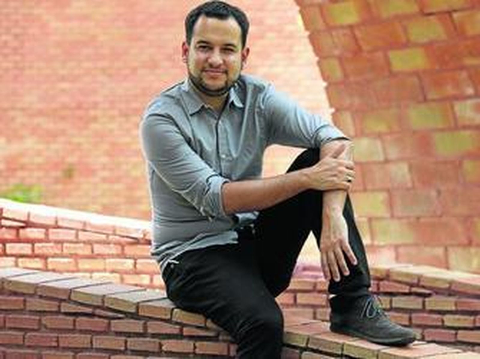 El candidato de IU, de 27 años, mira fíjamente a la cámara en la isla de la Cartuja.