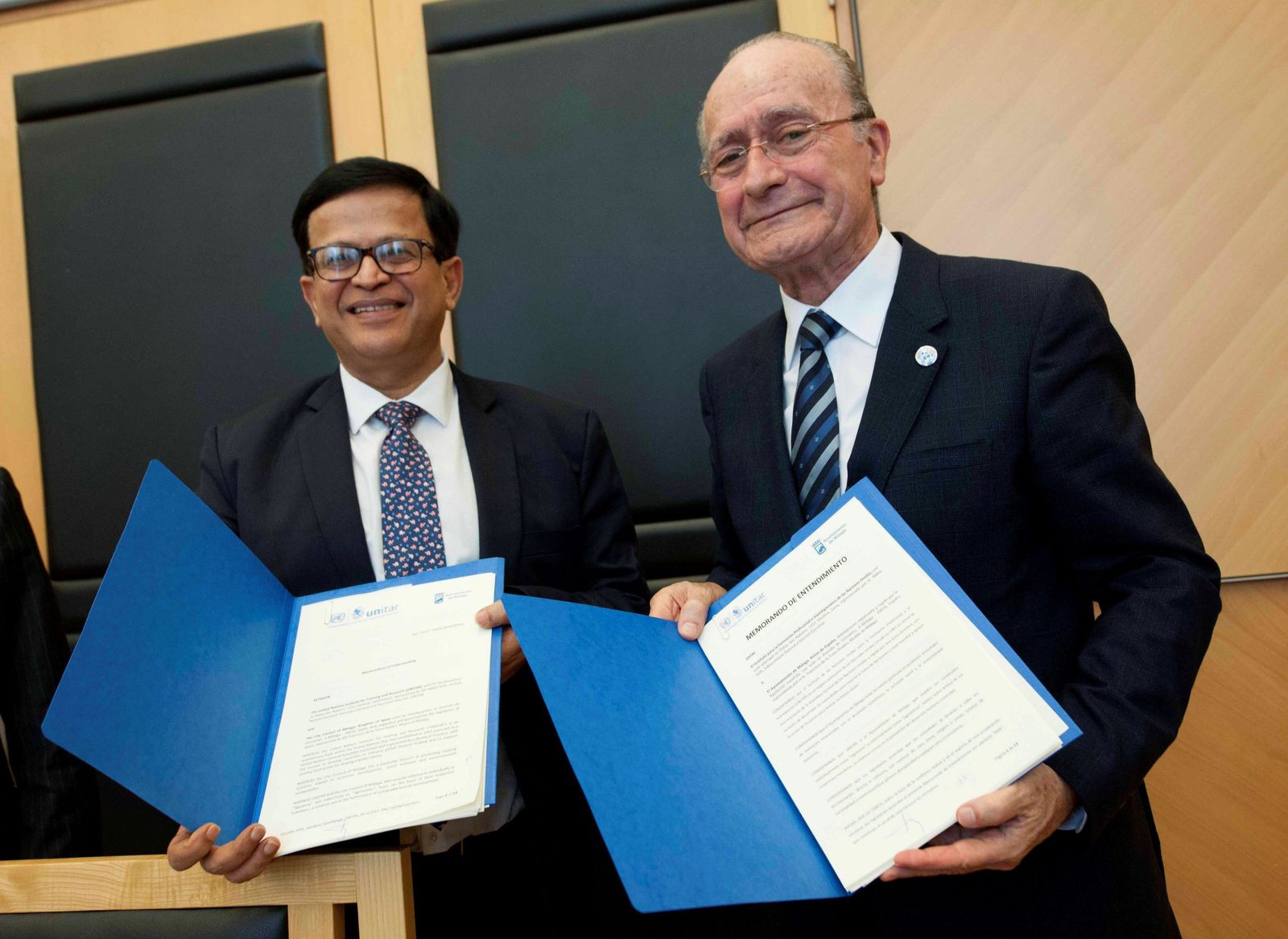El director ejecutivo de Unitar, Nikhil Seth, y el alcalde, Francisco de la Torre, tras la firma del acuerdo.