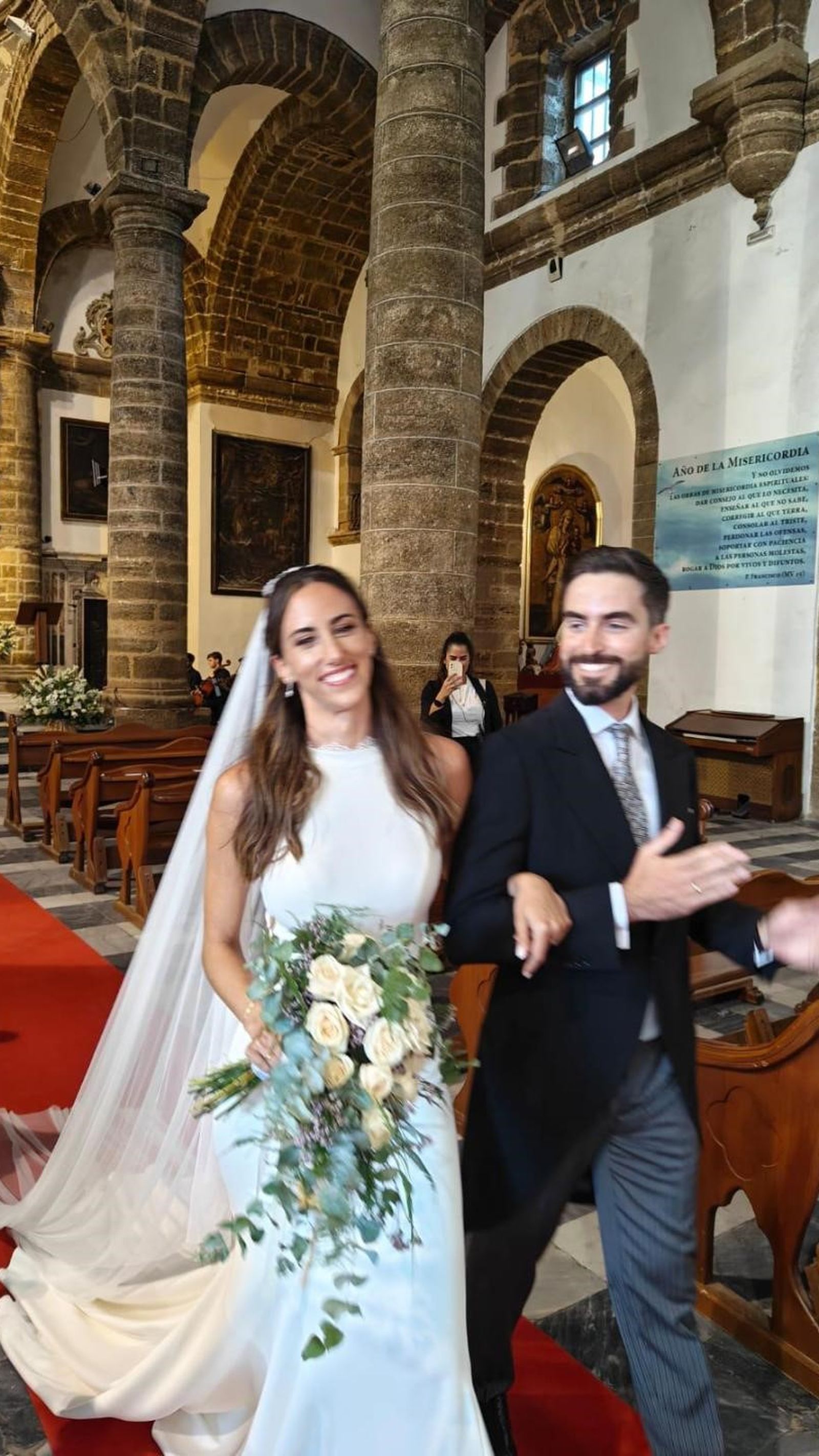 Carmela Ruiz Galindo y Floren García-Ecribano, durante su salida de la iglesia de Santa Cruz.