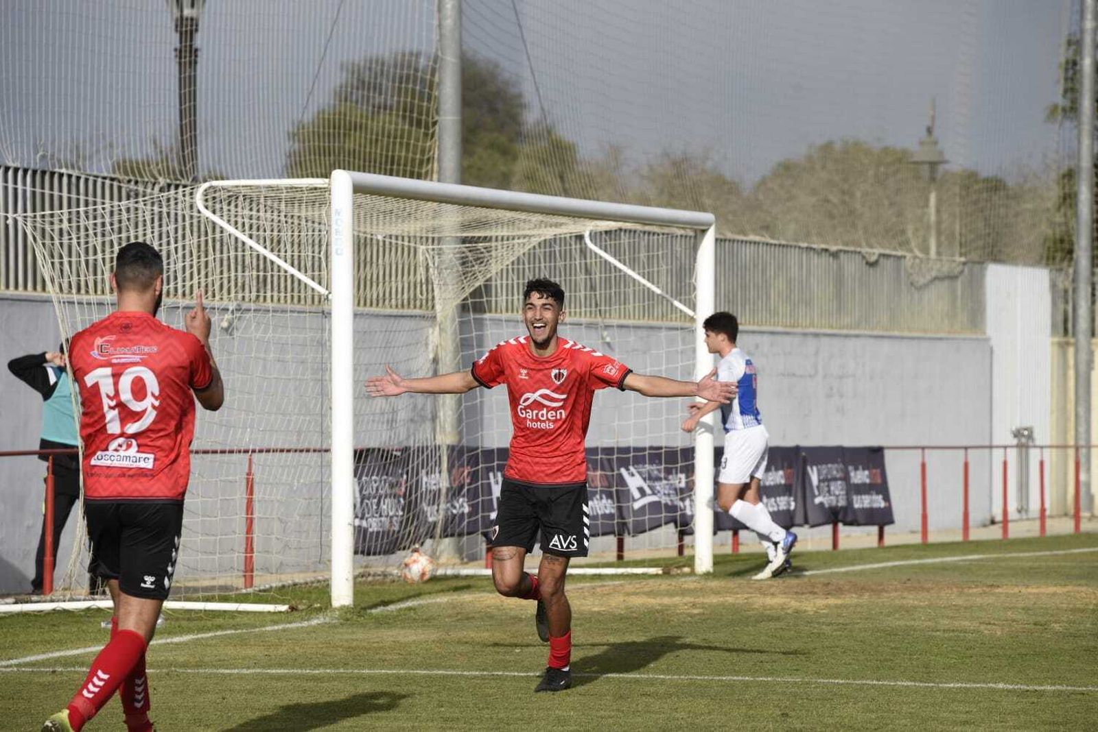 Jugadores de la AD Cartaya celebrando un tanto.