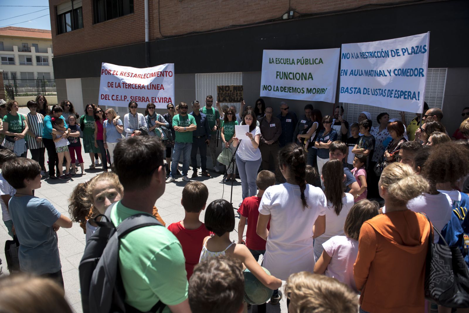 Manifiesto en el CEIP Sierra Elvira contra el cierre de una unidad.