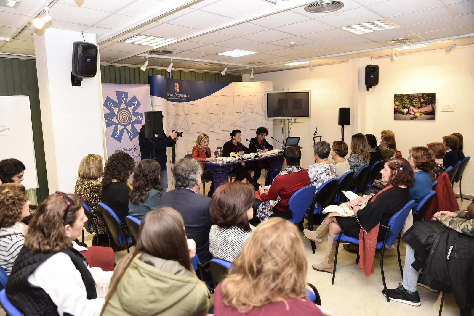Muejeres de ochenta asociaciones han participado en esta reunión.