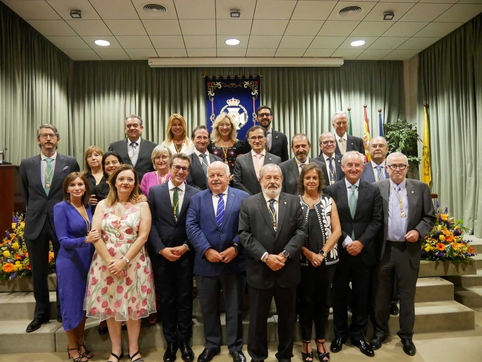 Alfonso Carmona, en el centro, junto a los miembros de la nueva Junta y Jesús Aguirre y Catalina García.