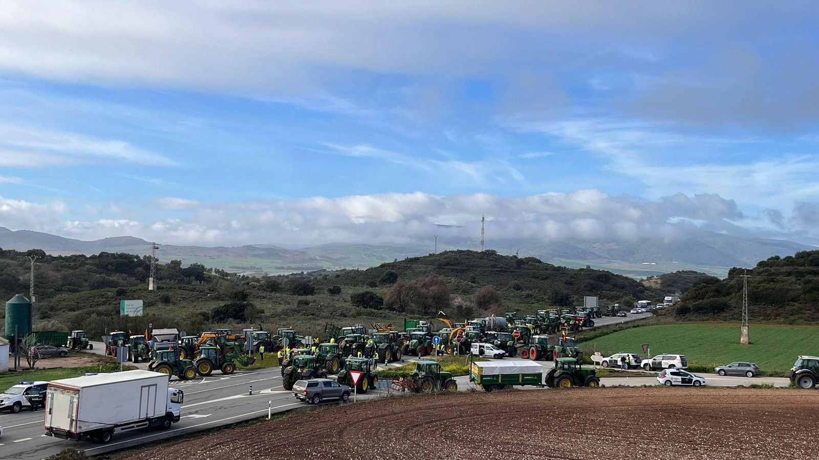 Varias decenas de tractores de distintos municipios se han unido.