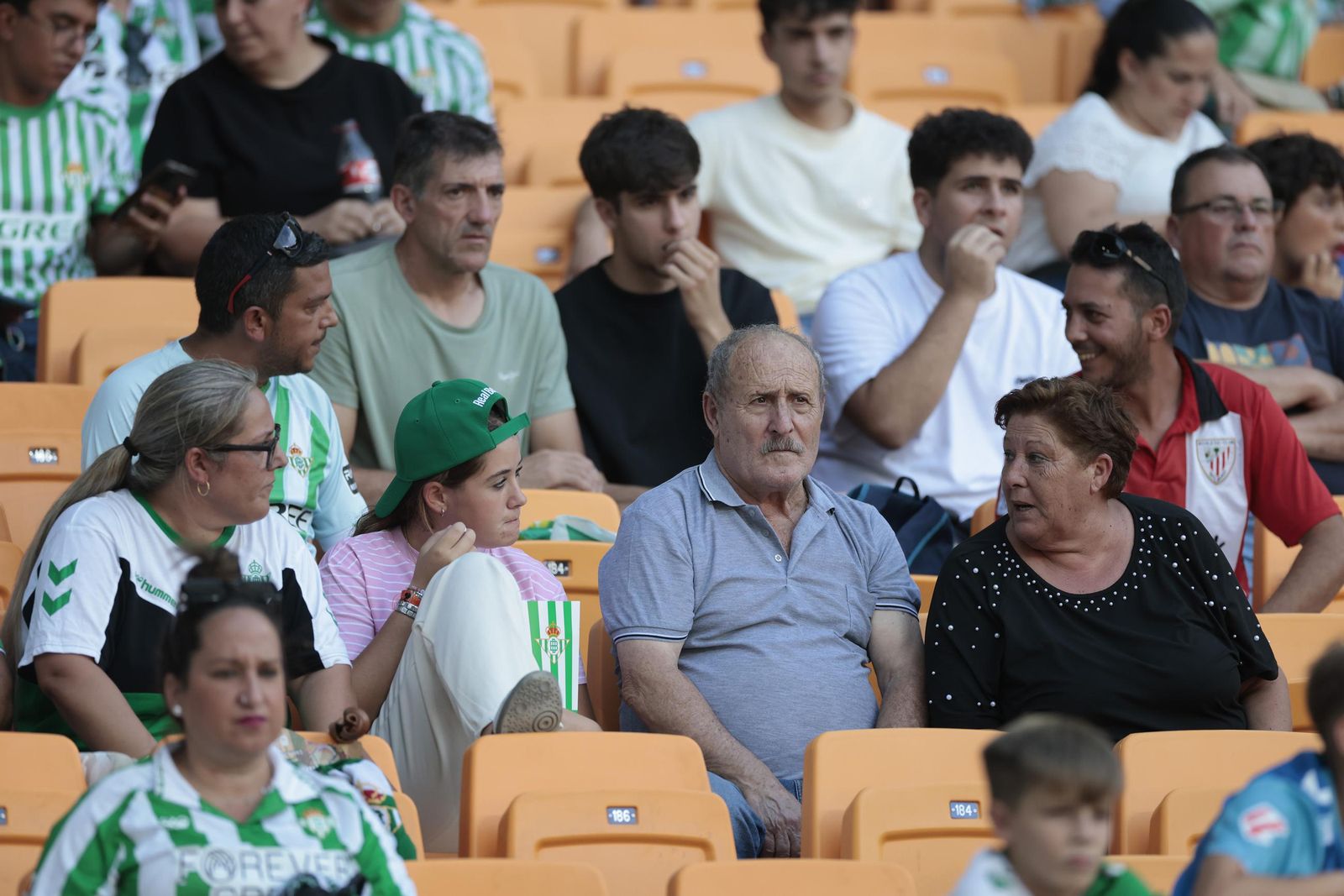 Búscate en las fotos del Betis - Athletic Club