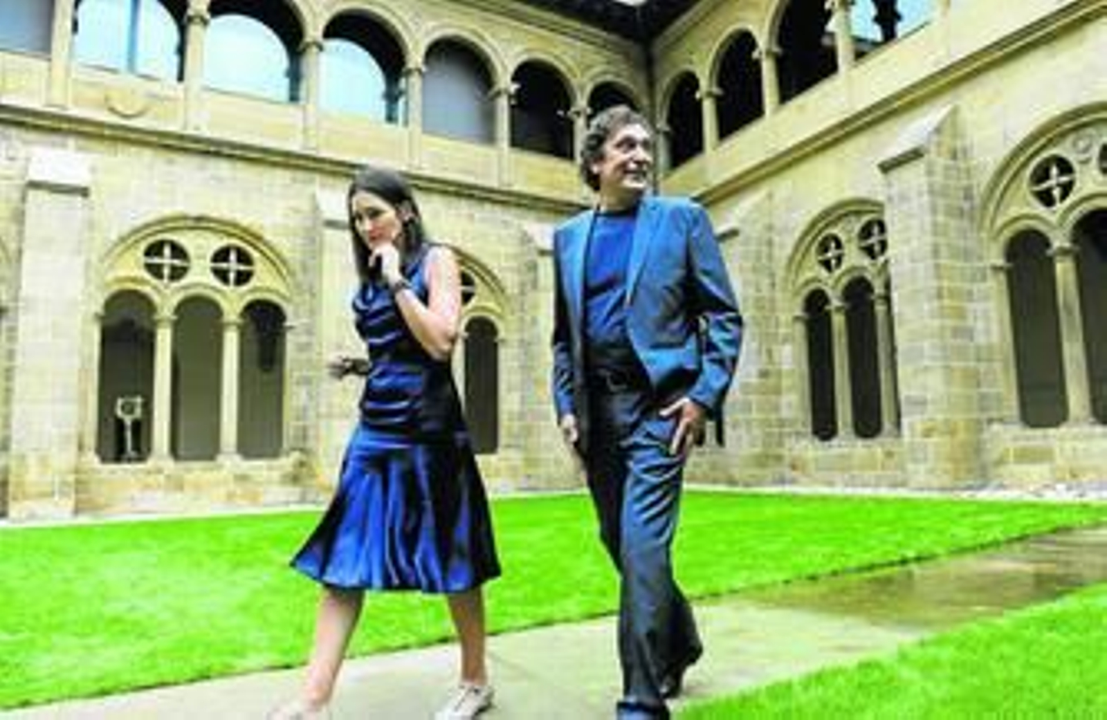 La ministra González-Sinde y el director Agustí Villaronga, ayer, en San Sebastián.