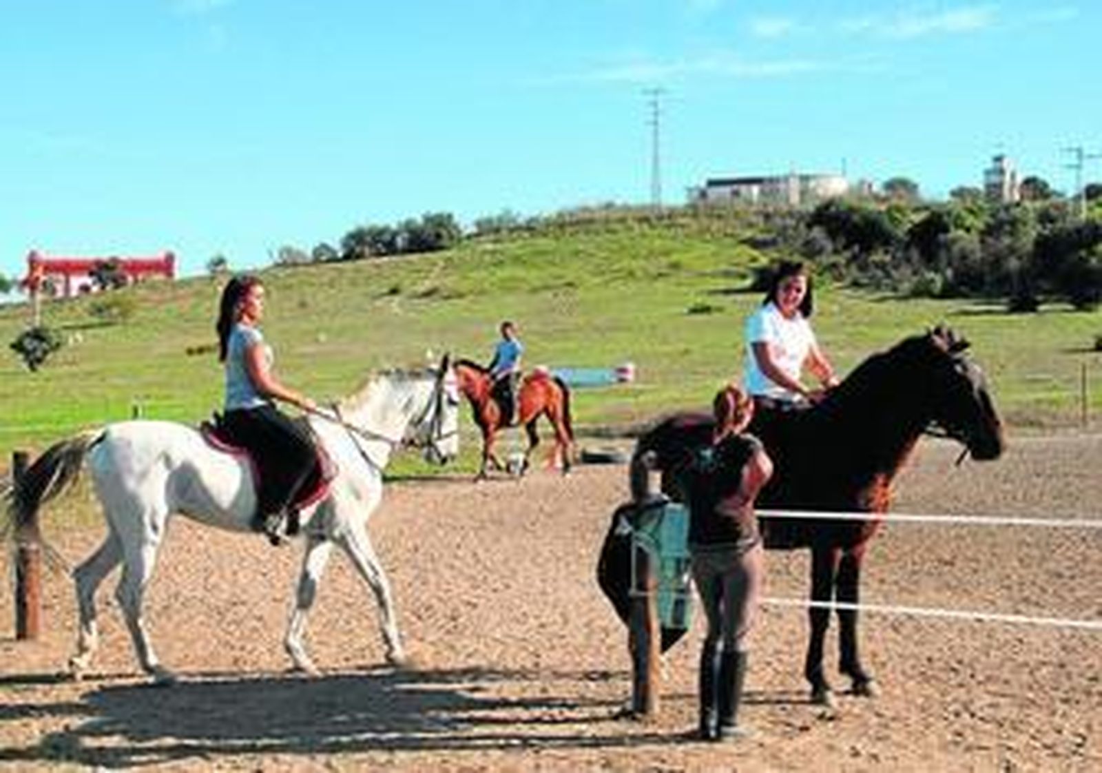 Varios alumnos de la Asociación Hípica de La Isla, durante unas clases cerca del Cerro, en una imagen de archivo.