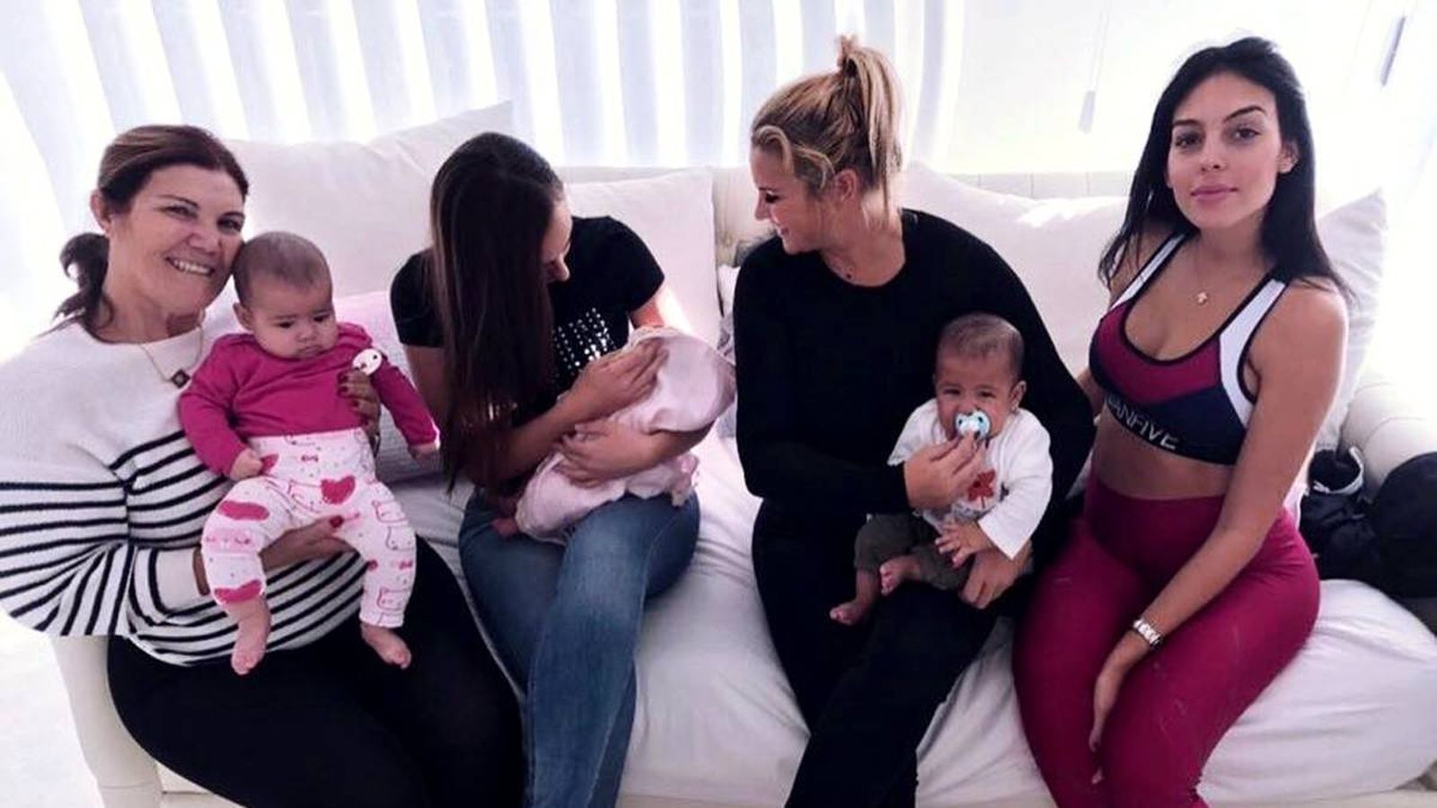 Dolores con Georgina y algunos de sus nietos.