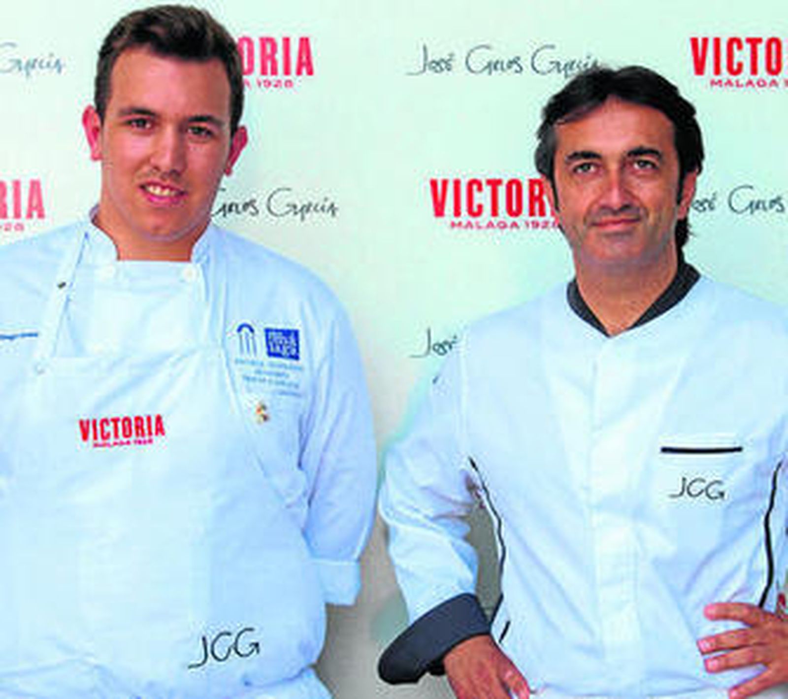 El ganador del certamen junto al chef José Carlos García.