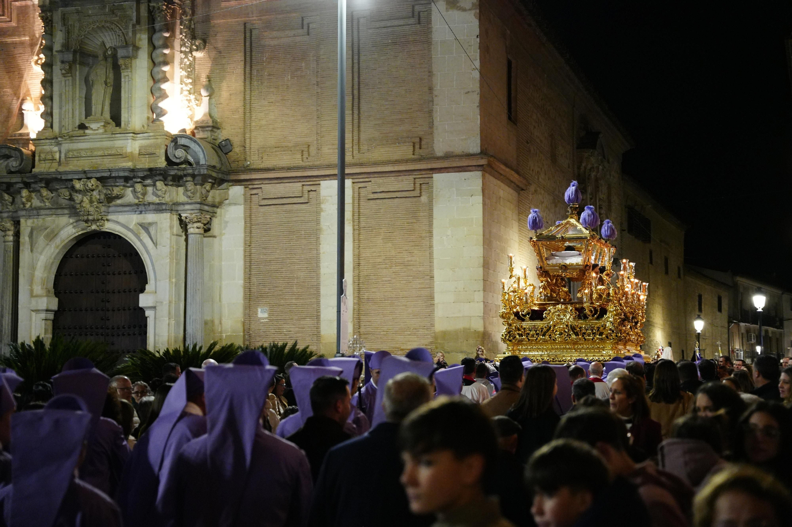 Viernes Santo en Lucena: Emoción ante el paso del Santo Entierro Viernes Santo en Lucena: Emoción ante el paso del Santo Entierro