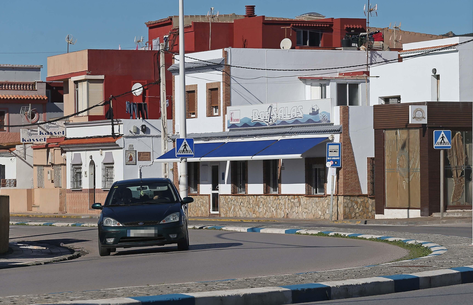 Un coche circula por la calle Cartagena de La Línea.