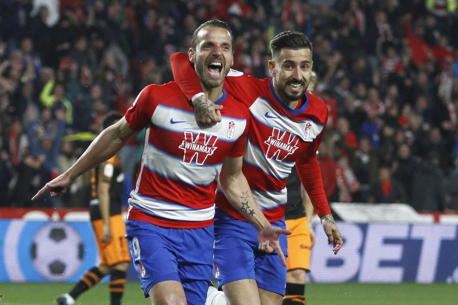 Soldado celebra junto a Vadillo su primer gol en el choque de Copa ante el Valencia