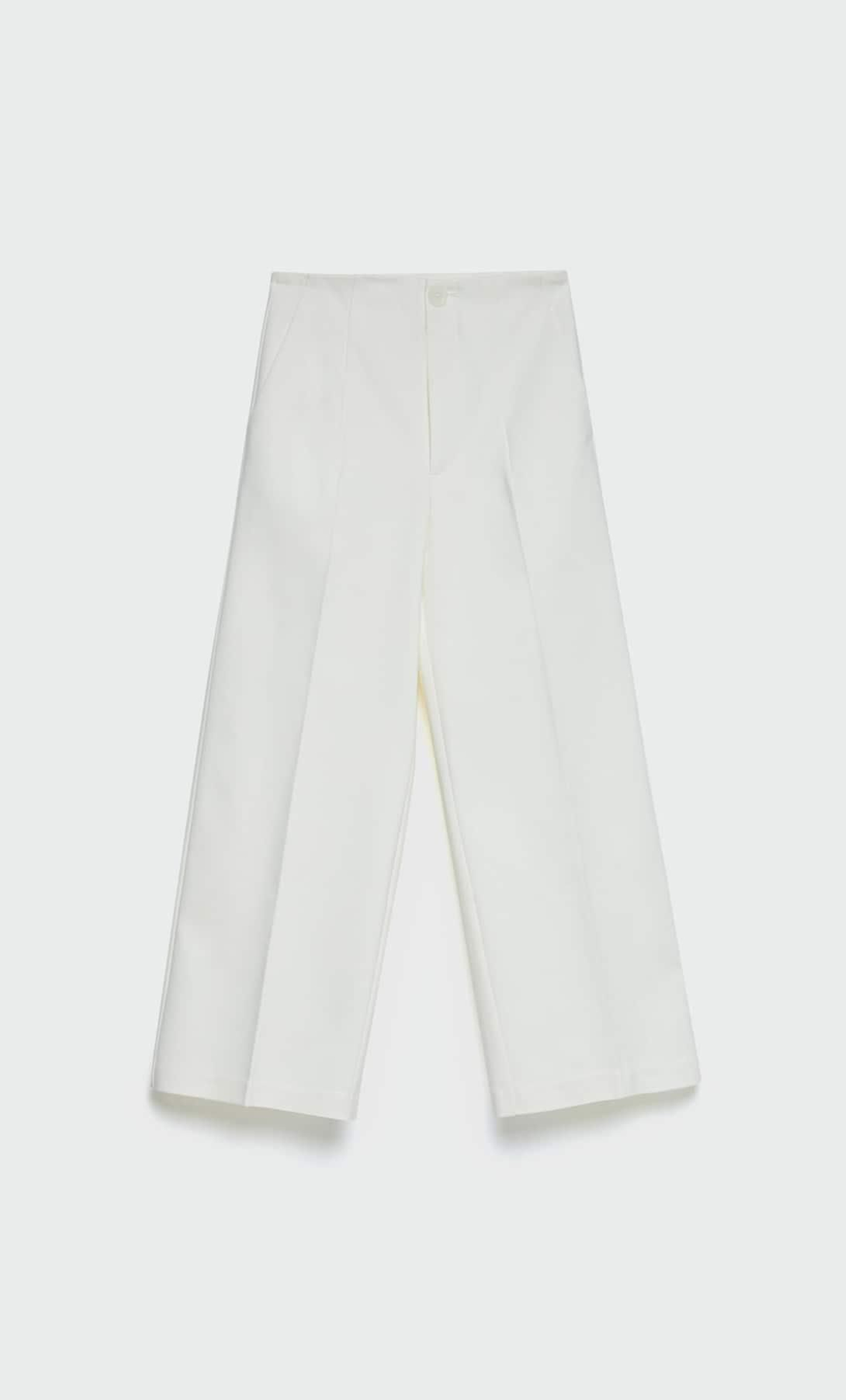 Pantalones culotte en blanco de Stradivarius.