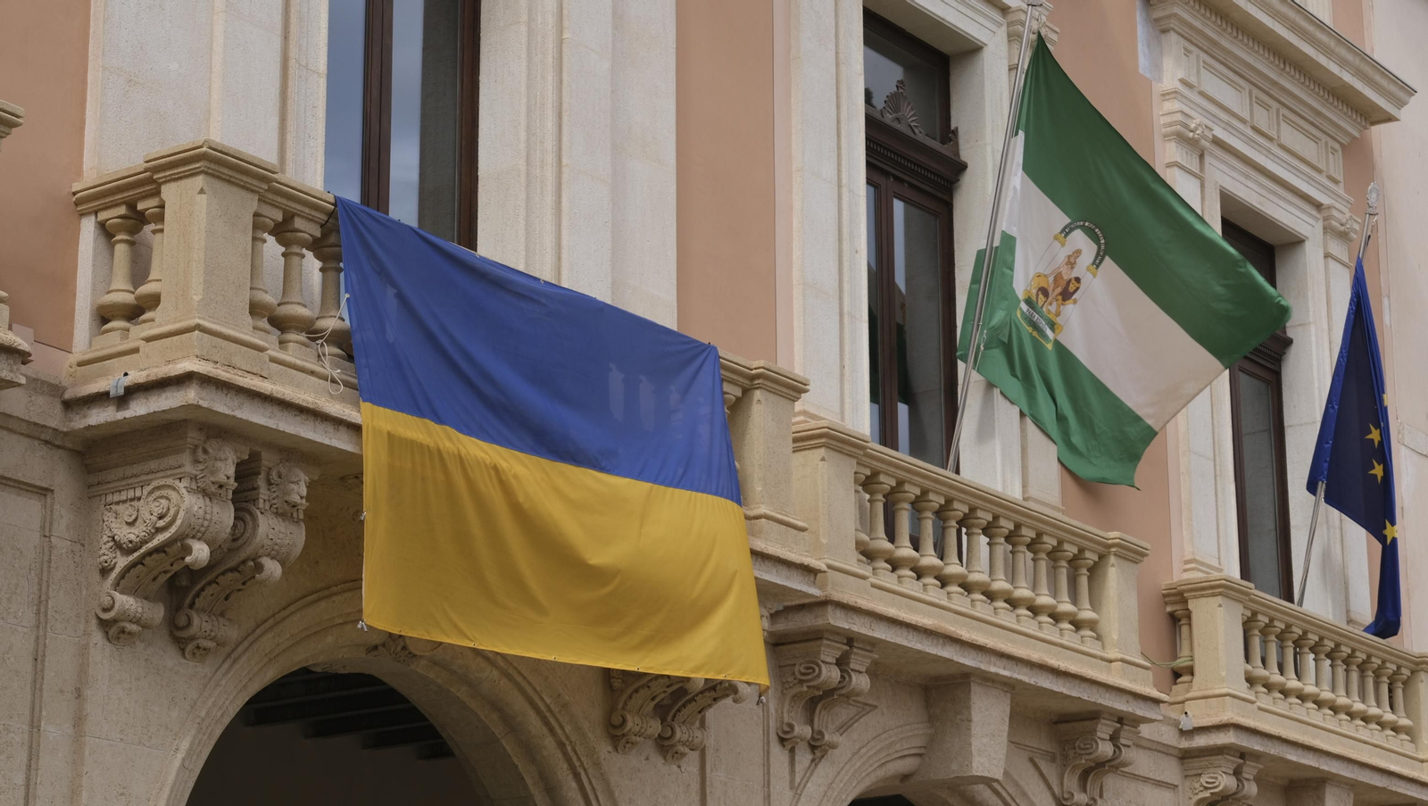 Fotogalería de la visita de Juanma Moreno a las obras del Ayuntamiento de Almería.