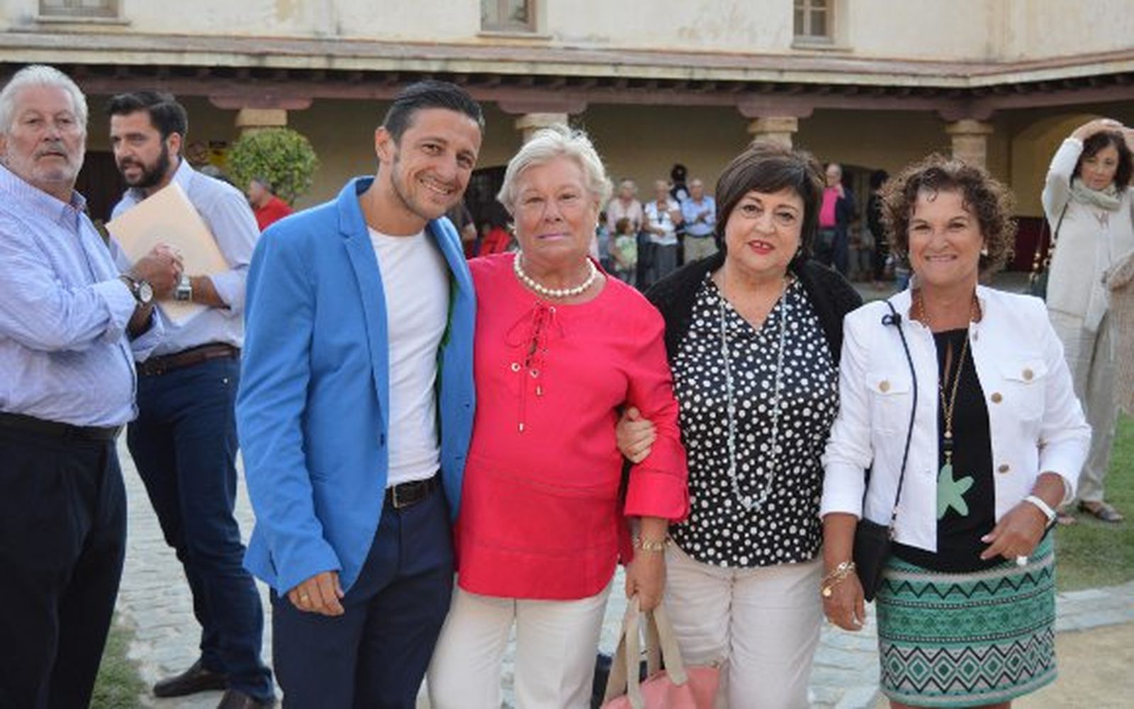 El artista David Palomar, con Julia Román, la pintora Amalia Quirós y Ángeles Guijo.


Foto: Ignacio Casas de Ciria