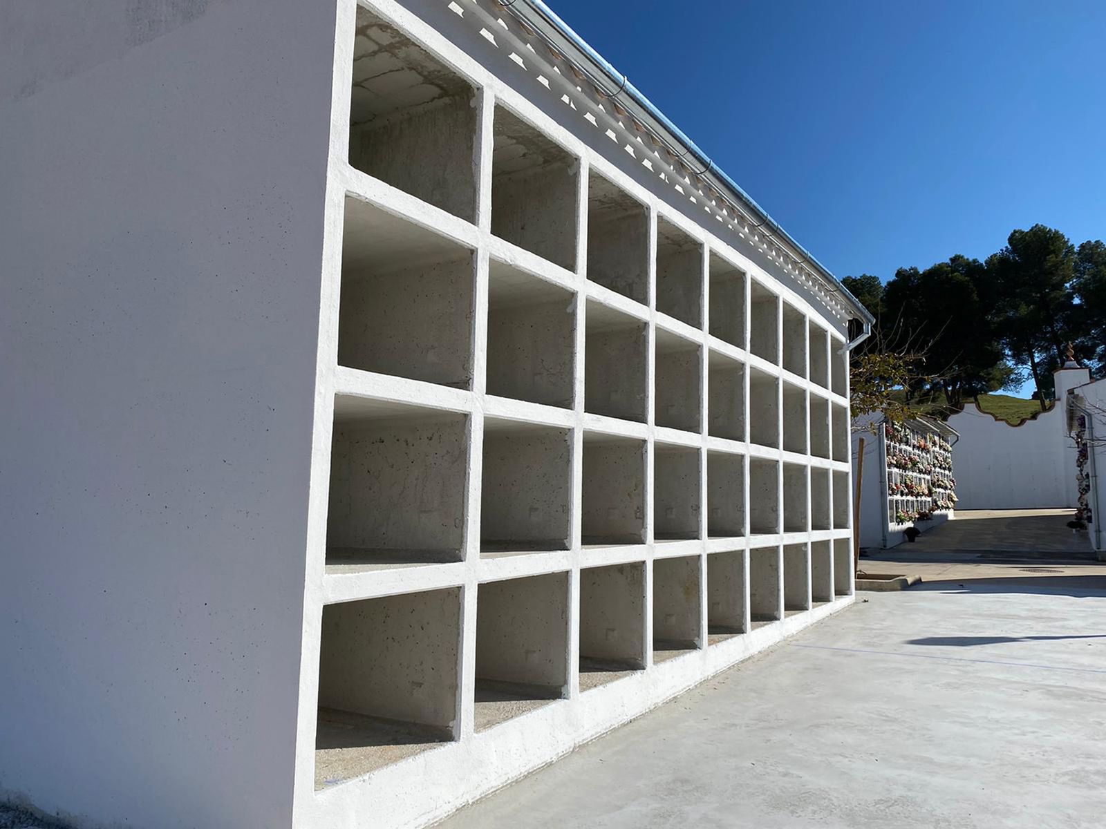 Nuevos nichos en el cementerio de Antequera.