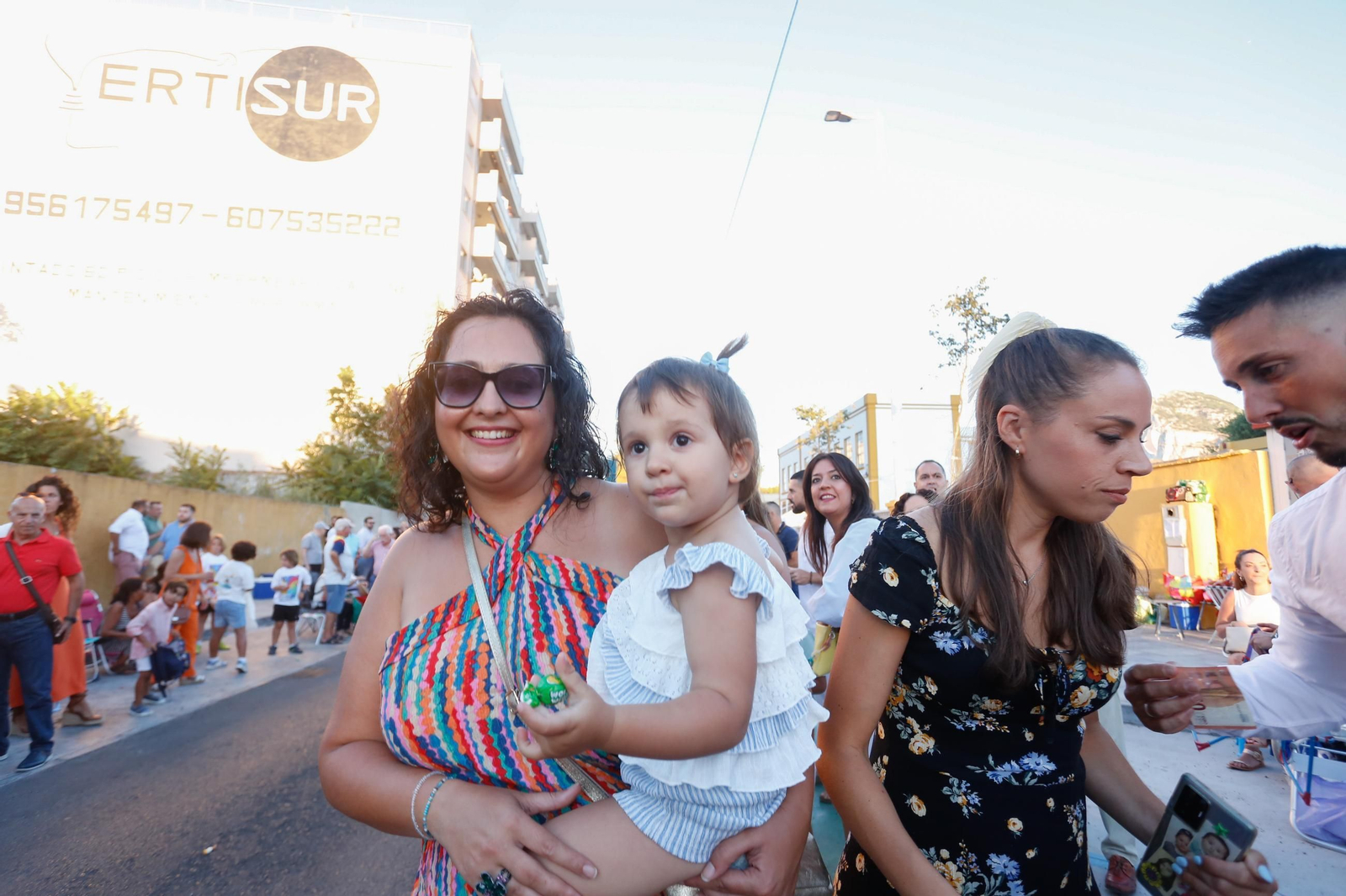 Búscate en las fotos de la cabalgata de la Feria de La Línea
