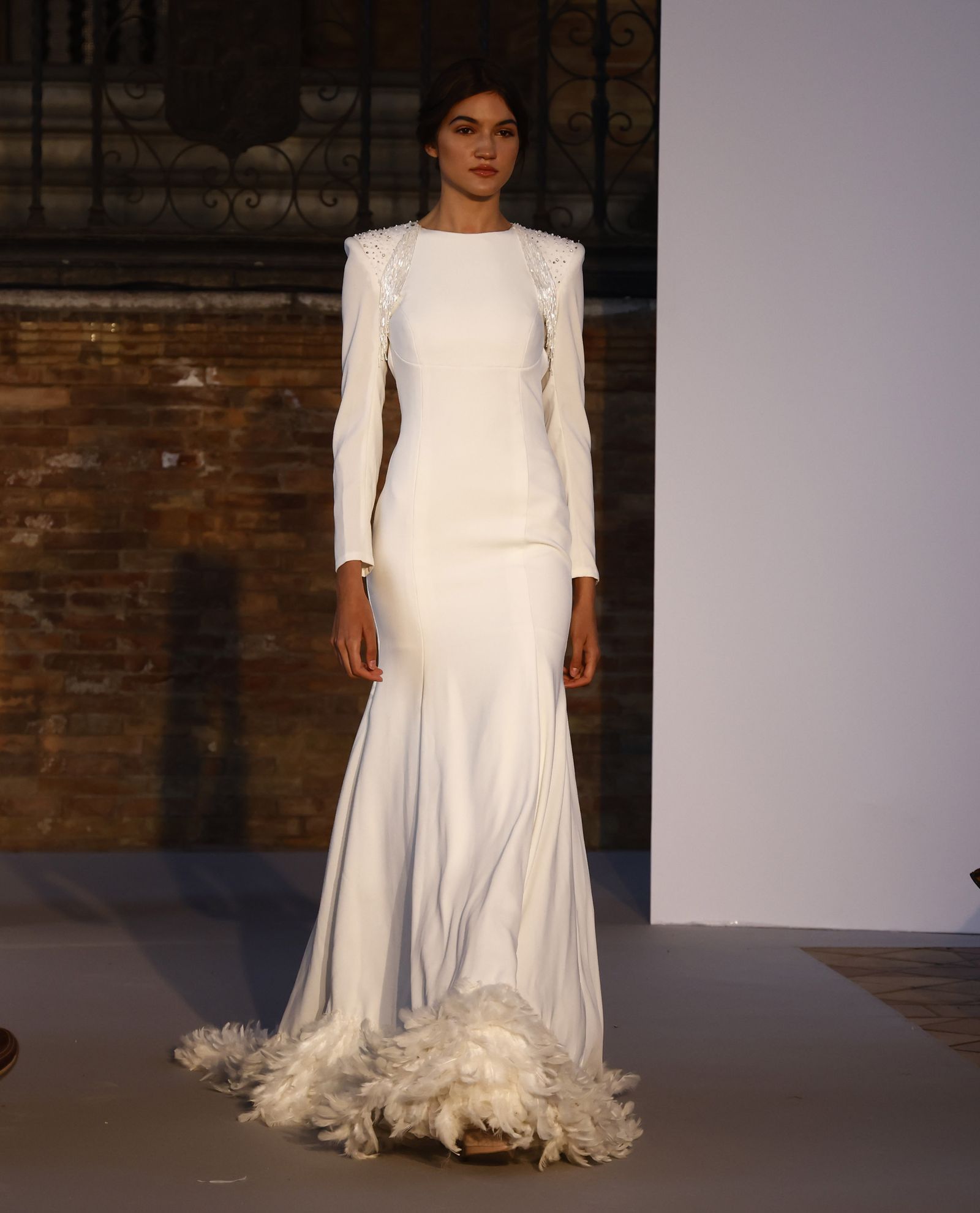 Las tendencias en vestidos de novia e invitada de la pasarela SIQ, en fotos