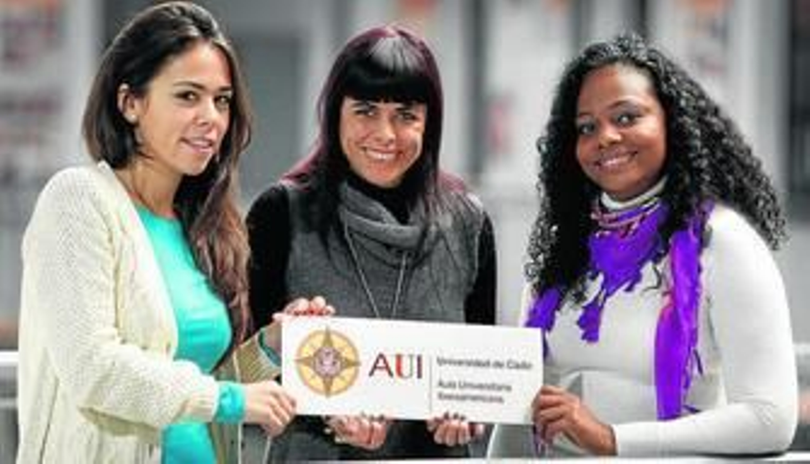 Cristina Sales y dos de sus colaboradoras de la AUI el pasado viernes en el Aulario de la Bomba.