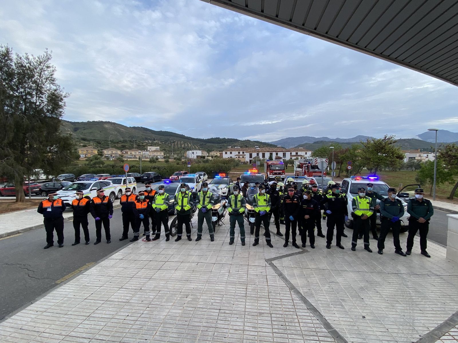 Compañeros del agente fallecido durante el homenaje a los sanitarios en Antequera