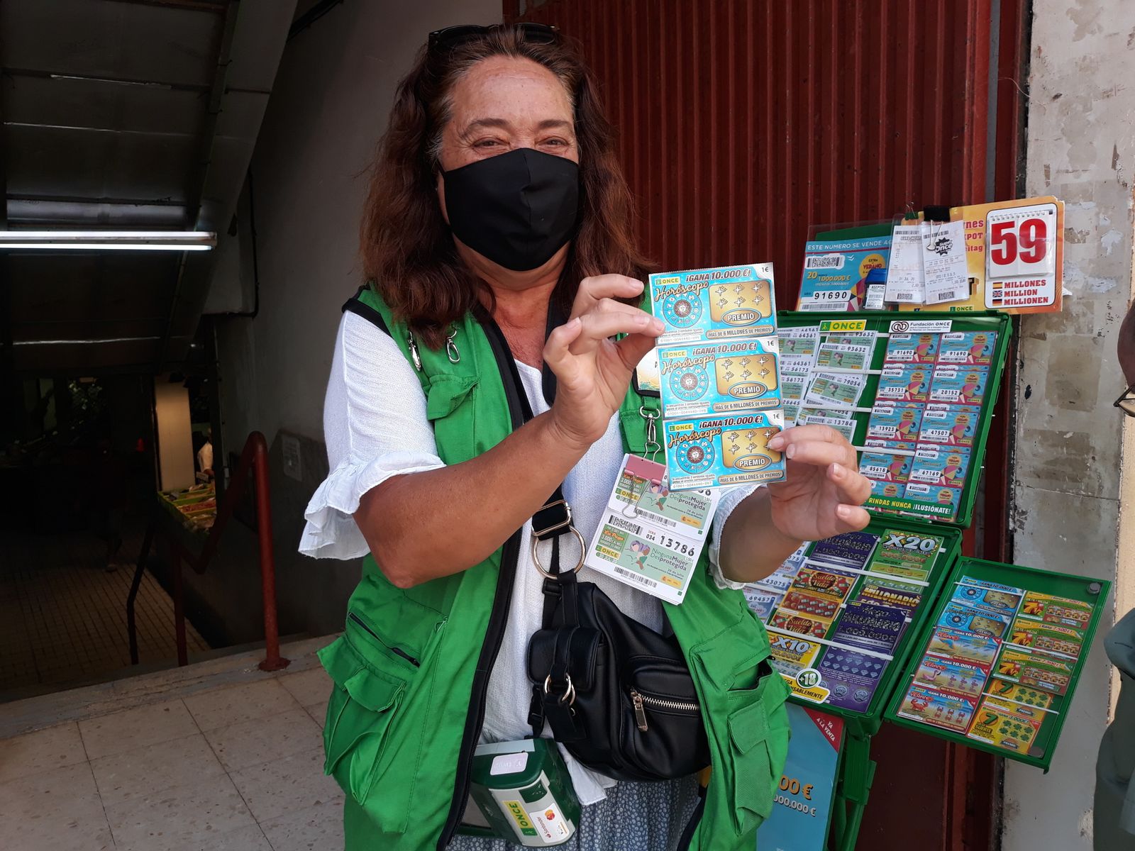 La vendedora de la ONCE Antonia Puchi sujeta un rasca del Horóscopo.