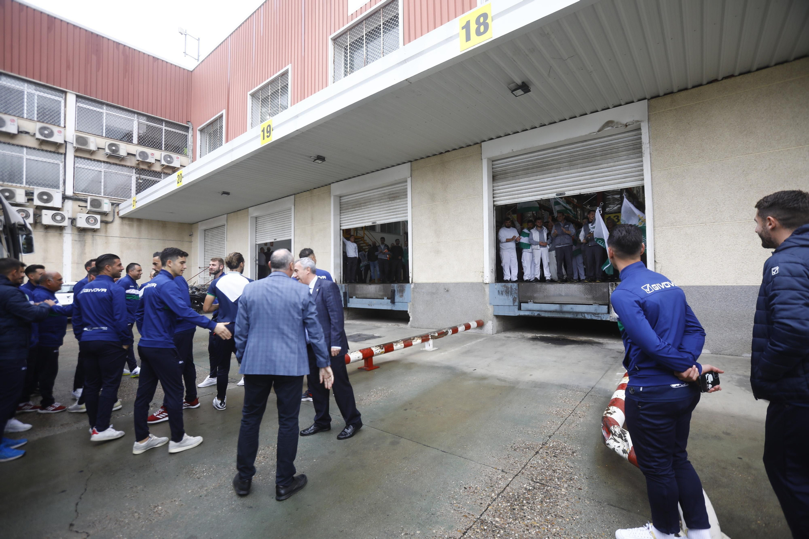 La visita institucional del Córdoba CF a Supermercados Piedra, en imágenes