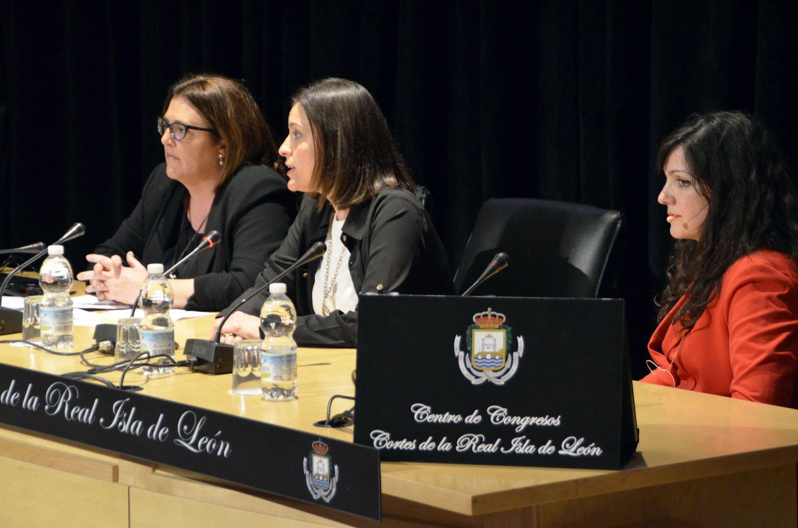 Homenaje a Mercedes Salguero organizado por CCOO. Sobre la mesa, el premio que lleva su nombre.