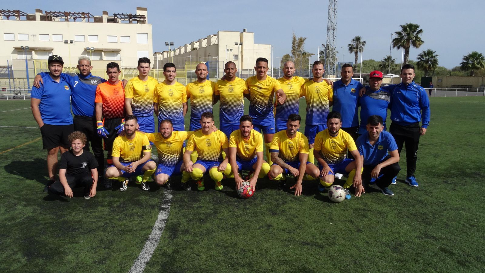 Componentes del Multiservicios Franmi, ganador de la Liga Laboral de fútbol.