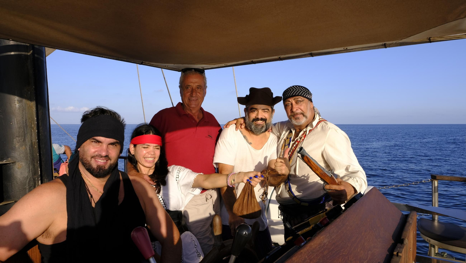 Navega en imágenes en una goleta histórica convertida en barco pirata