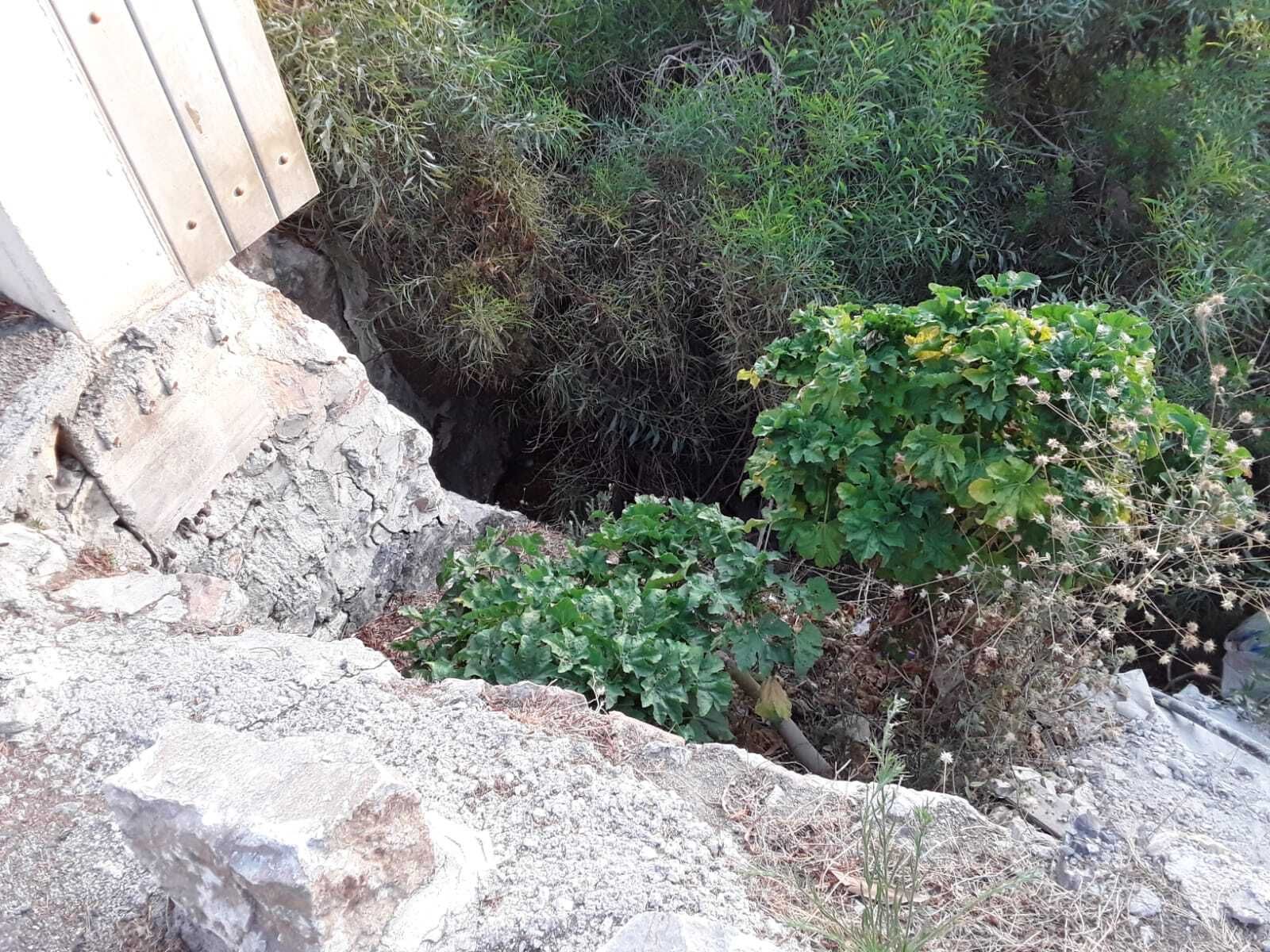 Rescatan a un menor tras caer por un barranco en Almuñécar