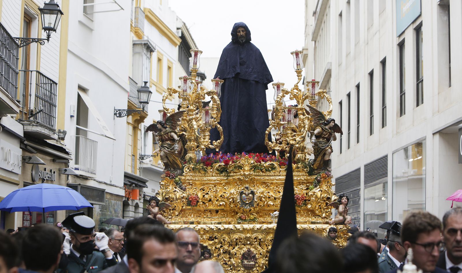 Cautivo con el capote impermeable