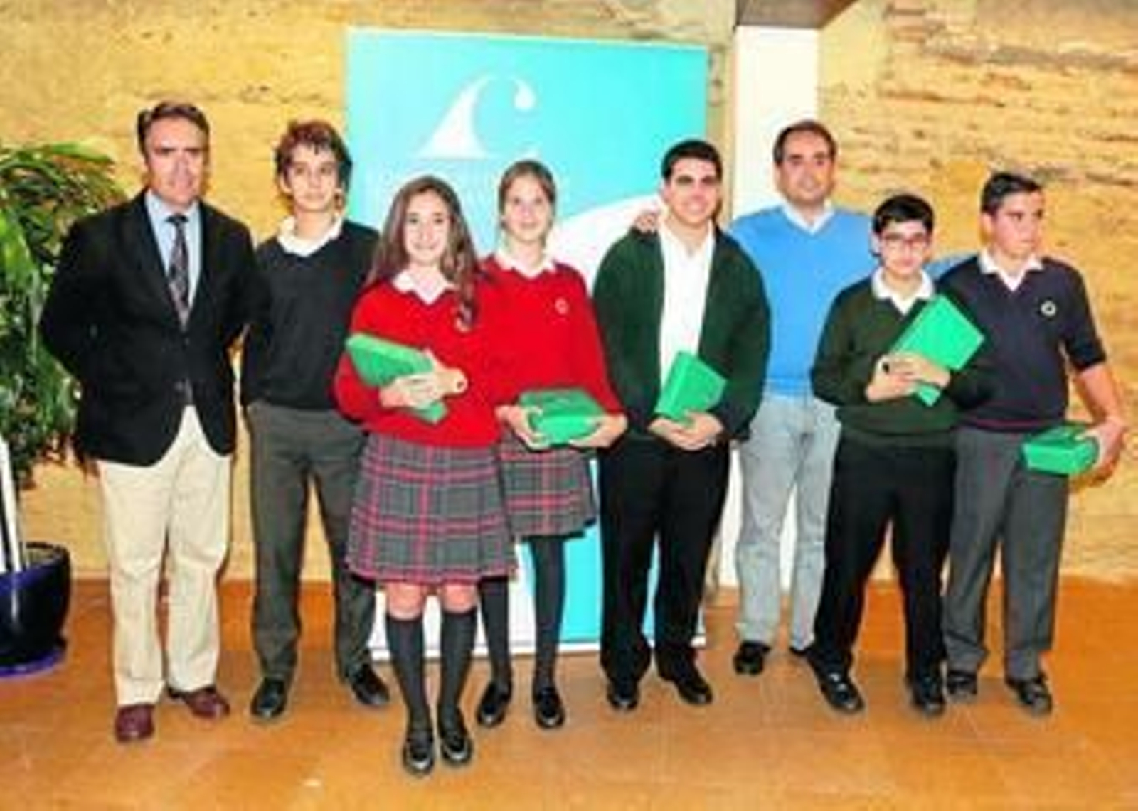 Antonio Saldaña (d) y Rafael Navas ayer, junto a los alumnos ganadores del certamen del Consorcio.