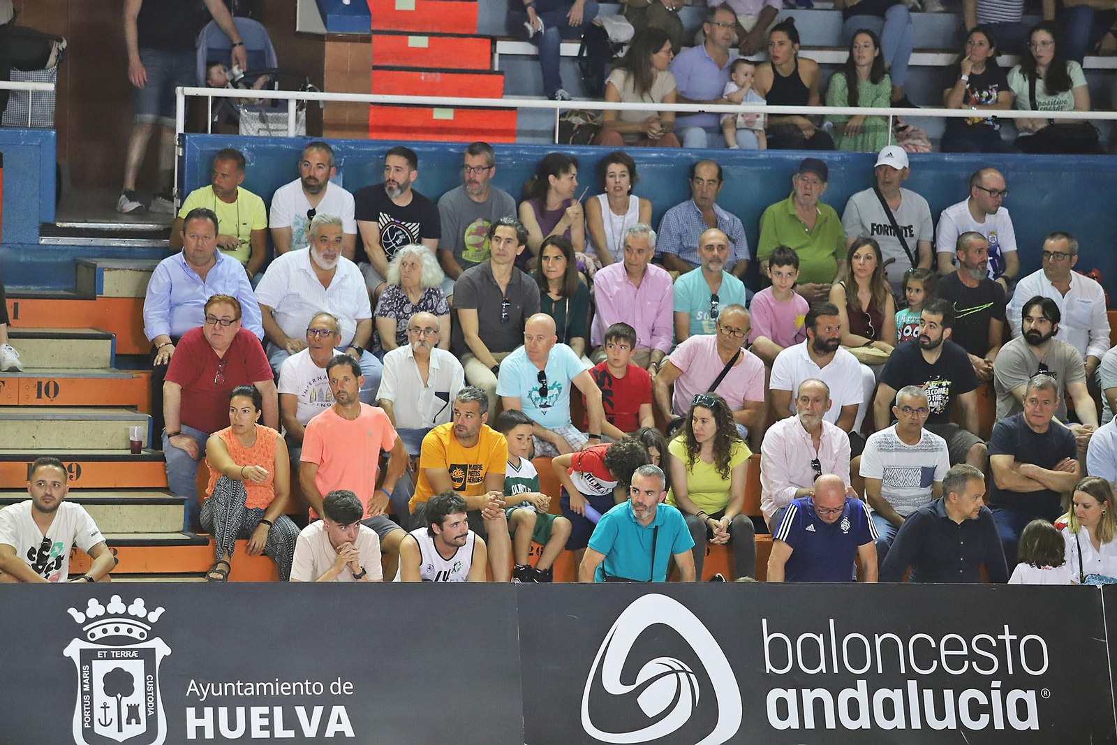 Ambiente en el Andrés Estrada en el encuentro Pajarraco CB Santfeliueng vs Ciudad de Huelva.