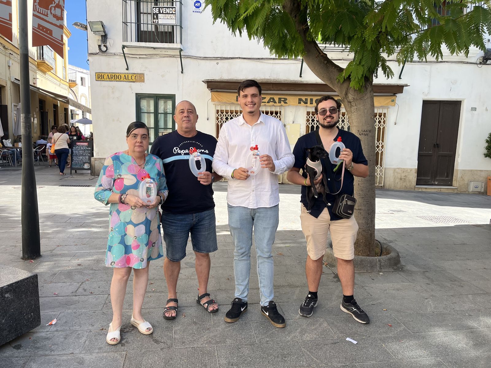 Integrantes de El Puerto 100x100, presentando la campaña de concienciación.