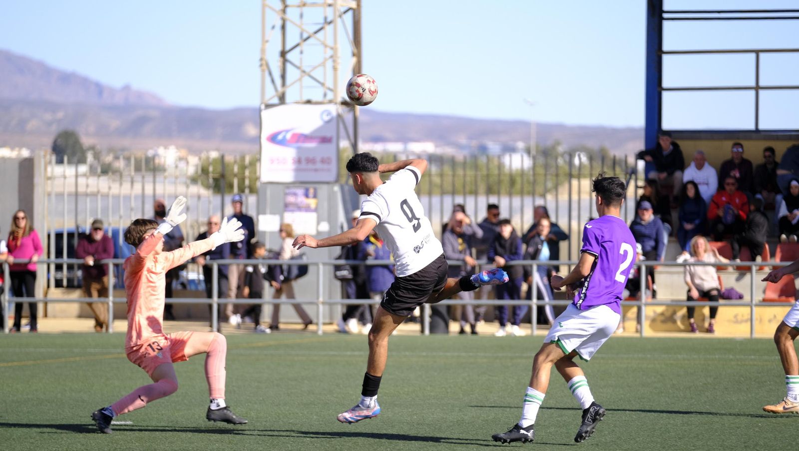 El cañaero Salva Fillouche trata de superar al guardameta rival durante un encuentro de la presente temporada disputado en casa.