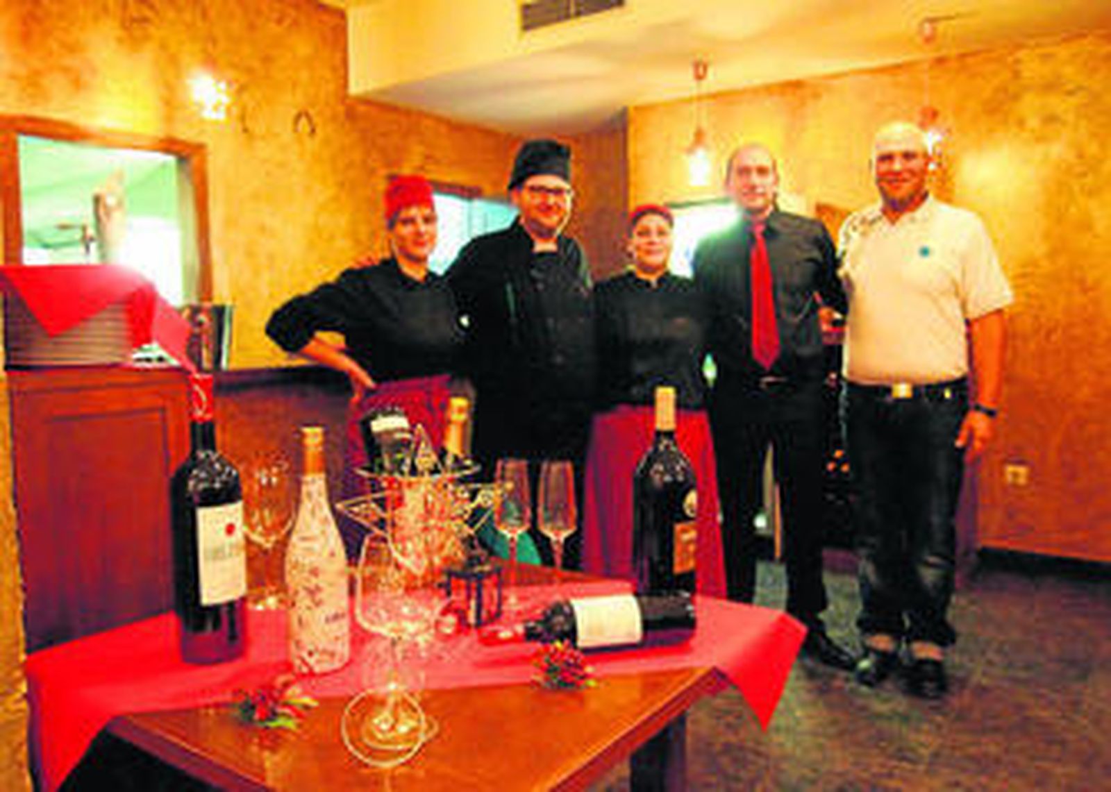 Víctor y Eduardo junto a tres empleados en la Taberna La Fabriquilla.