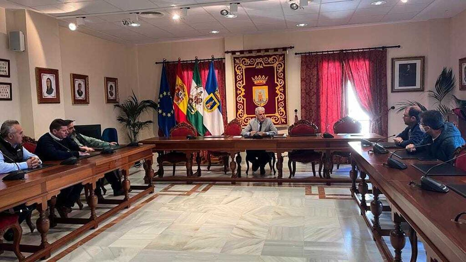 El alcalde chipionero, reunido en el Ayuntamiento de esta localidad con representantes de los taxistas de Sanlúcar, Rota y Chipiona.