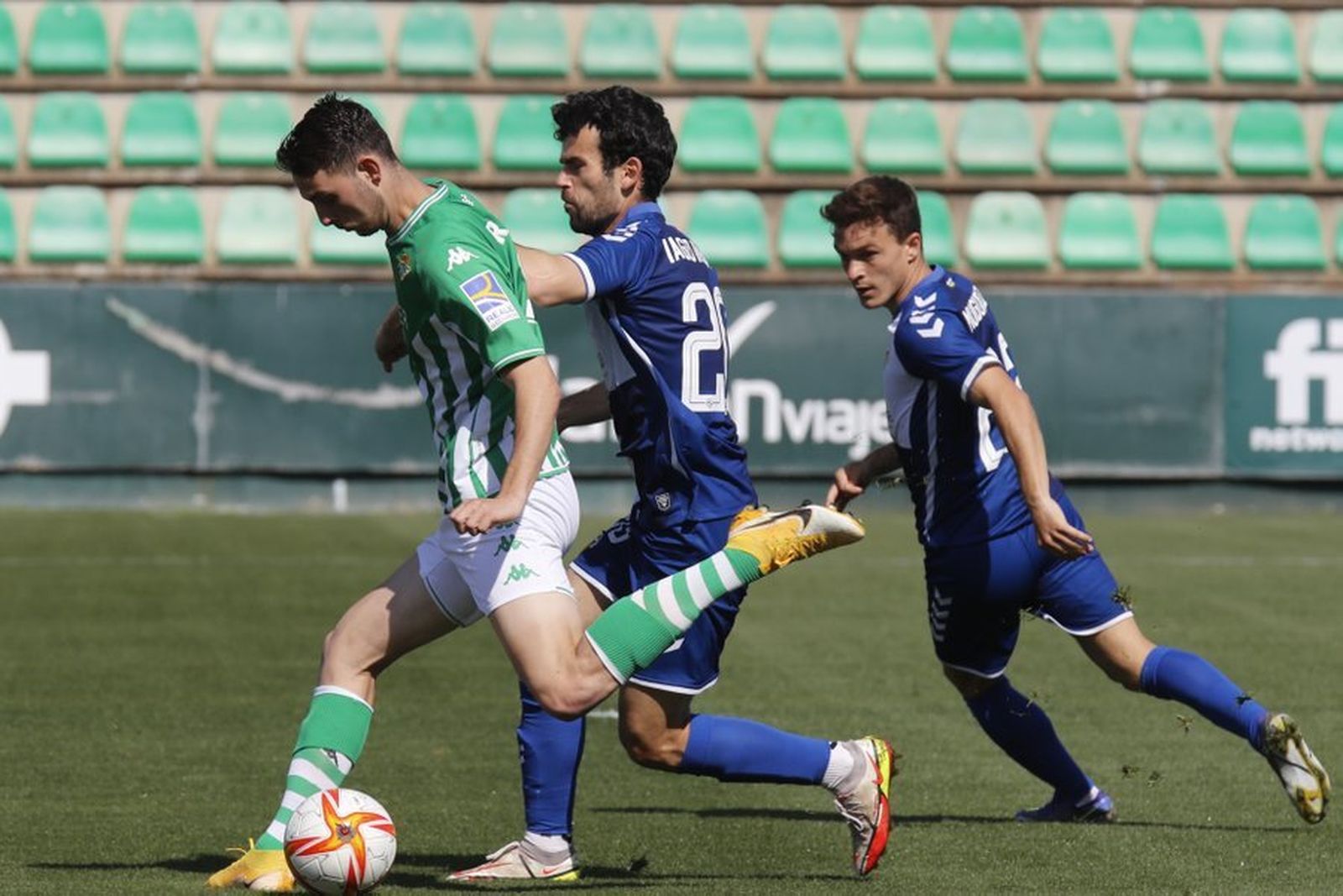 Raúl remata ante la oposición de Iago Indias.