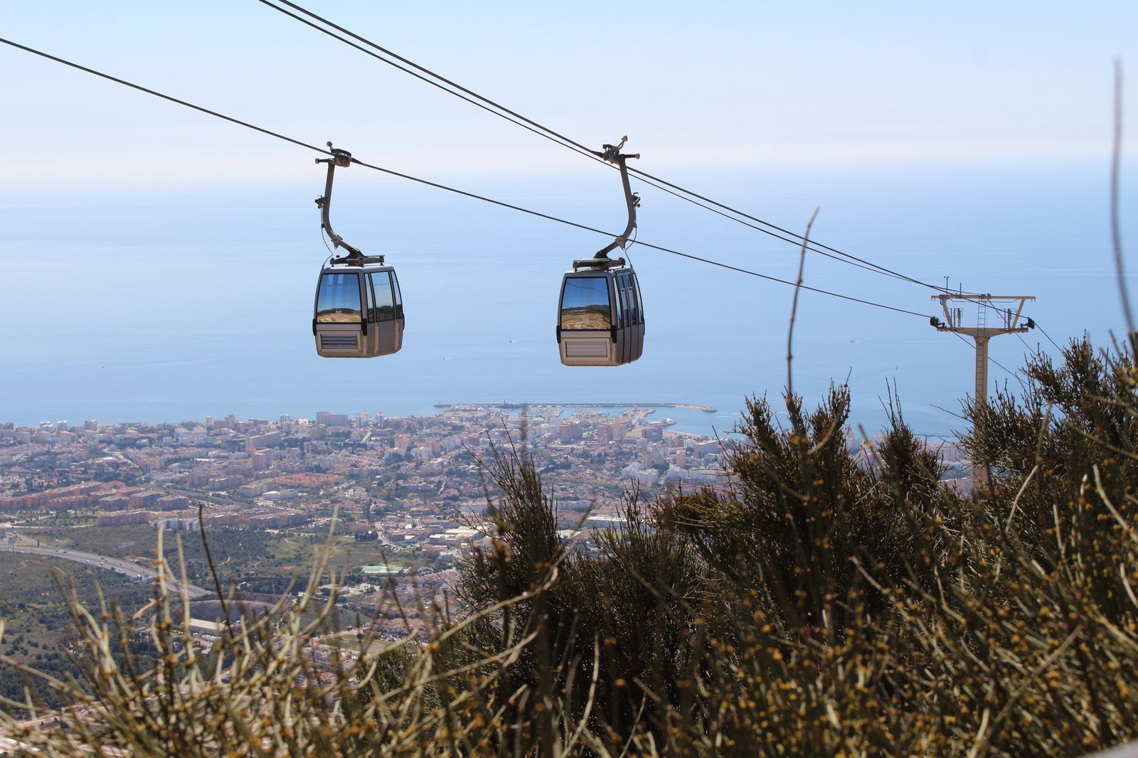 Dos cabinas del teleférico de Benalmádena en circulación.