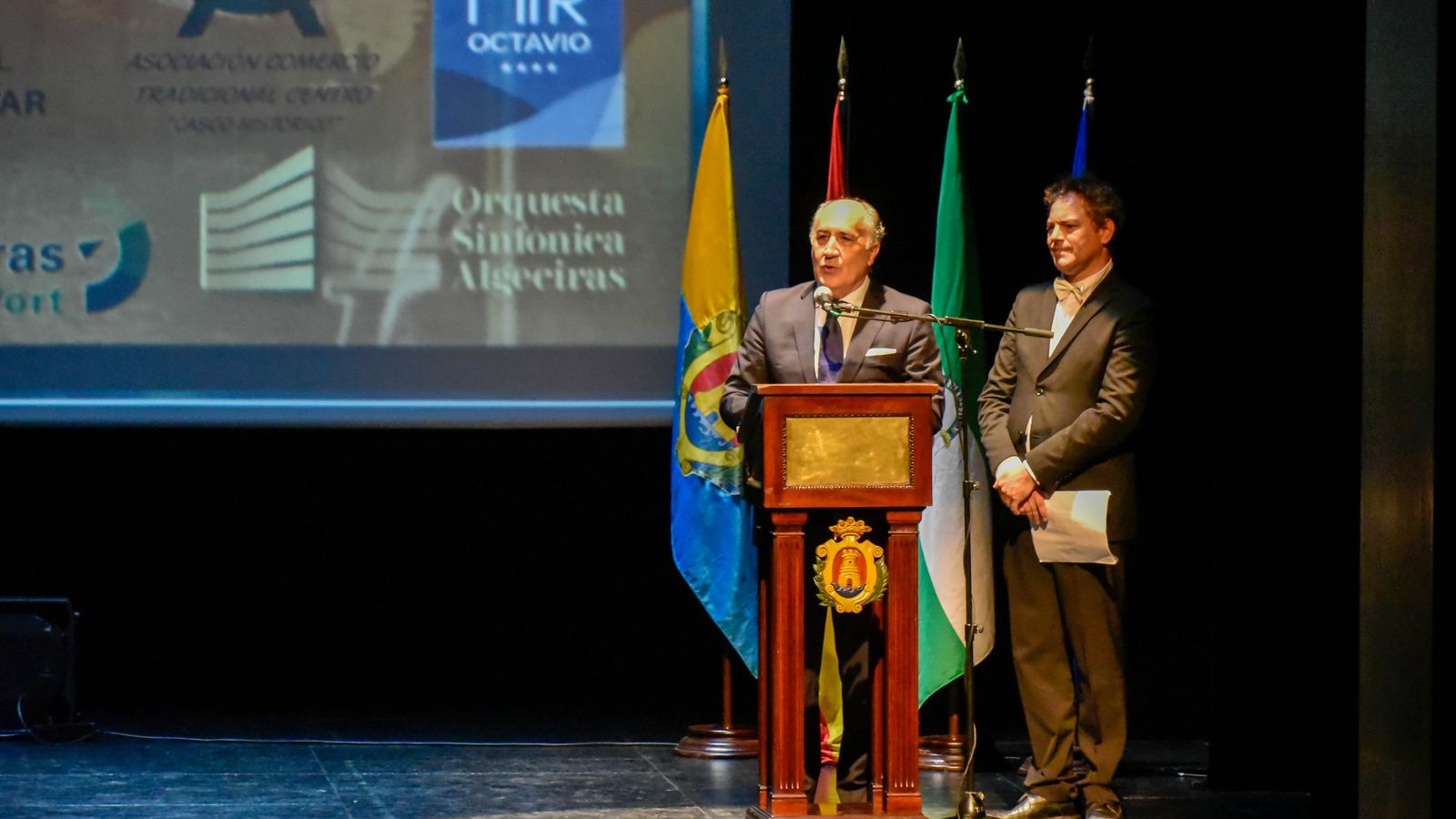 El alcalde de Algeciras, José Ignacio Landaluce, presenta el acto junto a Juan Carlos Ocaña, director de Amigos de la Música