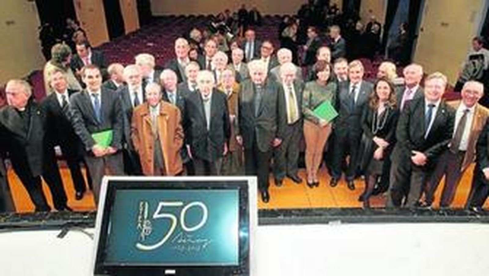 Foto de familia de los homenajeados y los representantes institucionales.