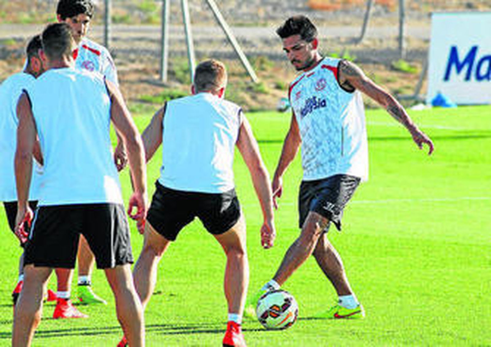 Tremoulinas, en un entrenamiento ante Deulofeu y Banega.