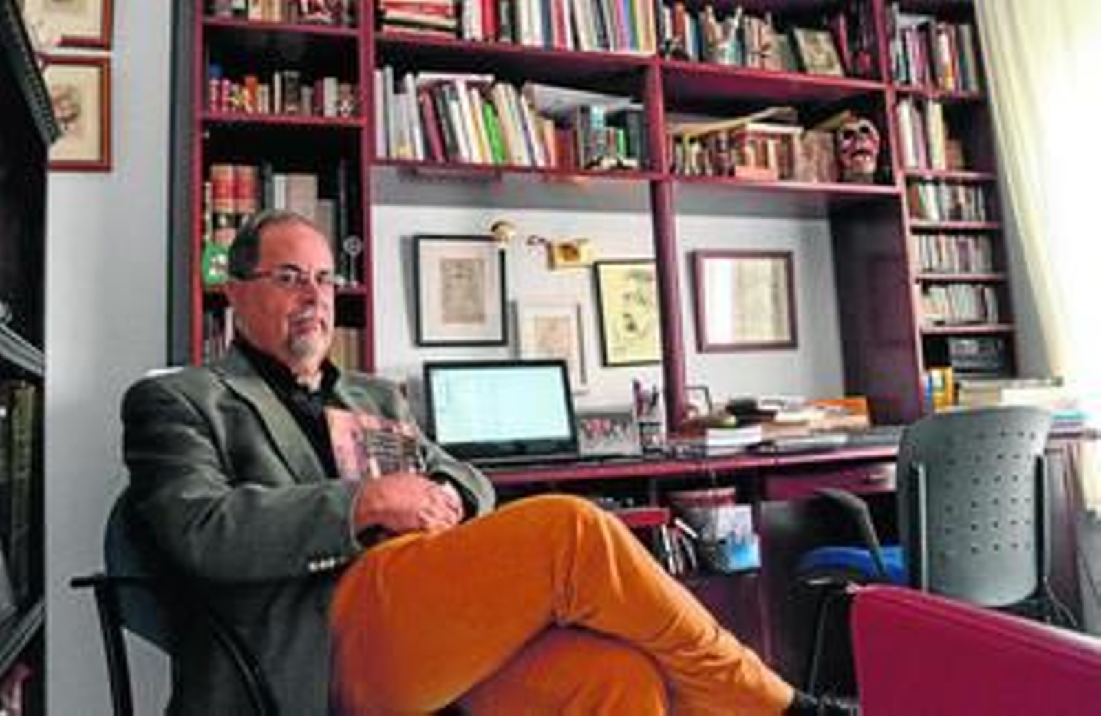 El profesor e investigador Alcantud, gran conocedor del monumento nazarí, con su última publicación.