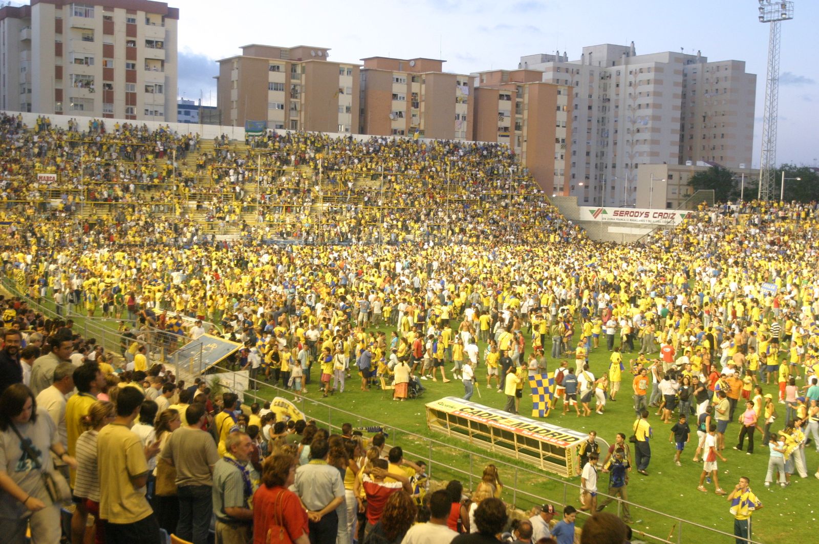 Imagen del estadio, donde se instaló una pantalla, con la locura desatada al final del partido.