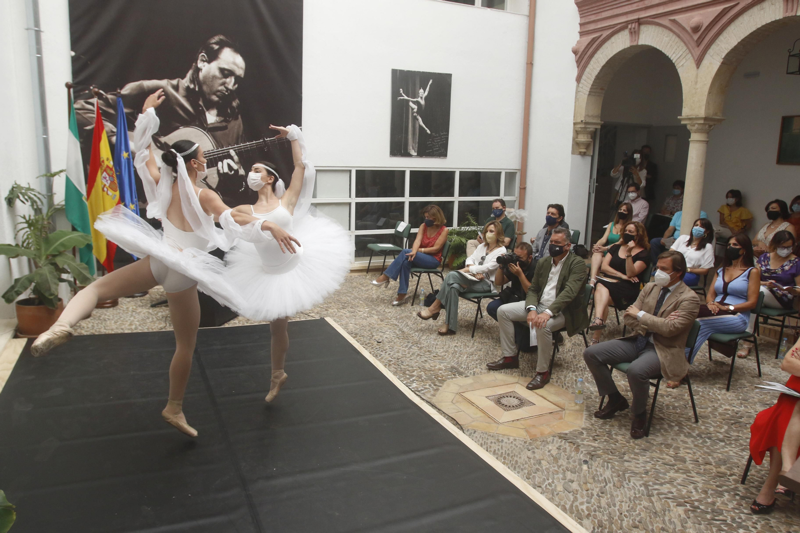 Actuación de danza durante el reconocimiento a la comunidad educativa de Córdoba.