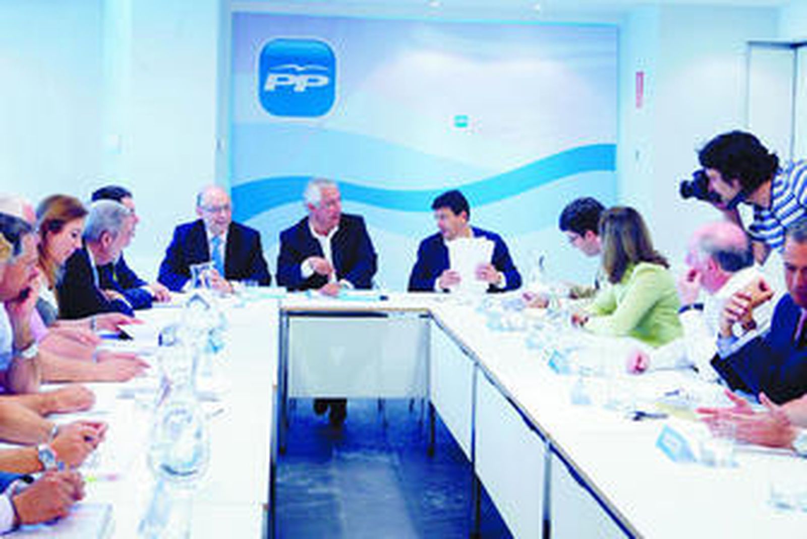 Javier Arenas y Cristóbal Montoro presiden la reunión con consejeros de Economía del PP ayer en Madrid.