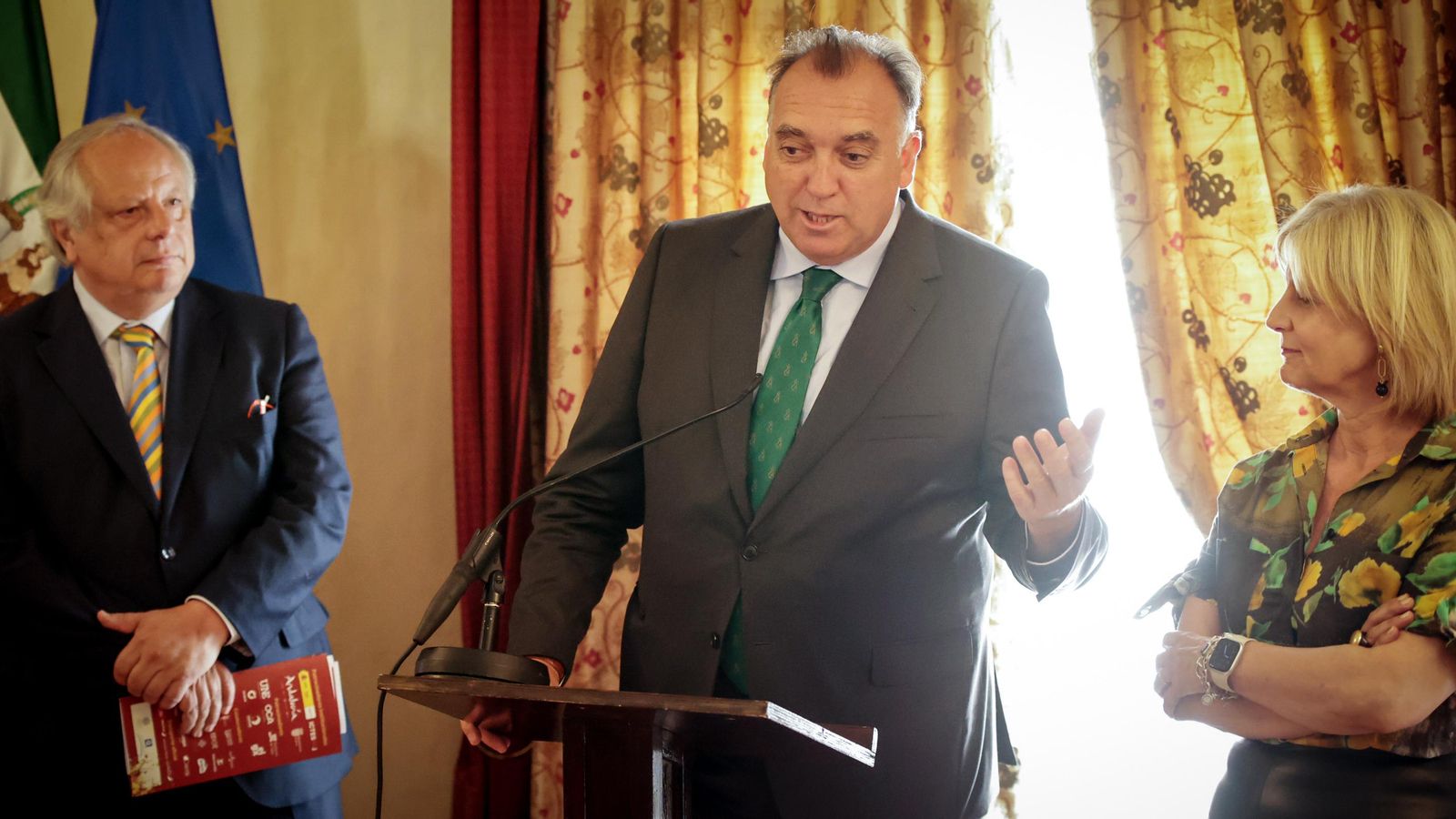 El Consejero de Turismo de la Junta de Andalucía, Arturo Bernal, la alcaldesa María José García-Pelayo y el presidente del Instituto para la Calidad Turística Española, Miguel Mirones.