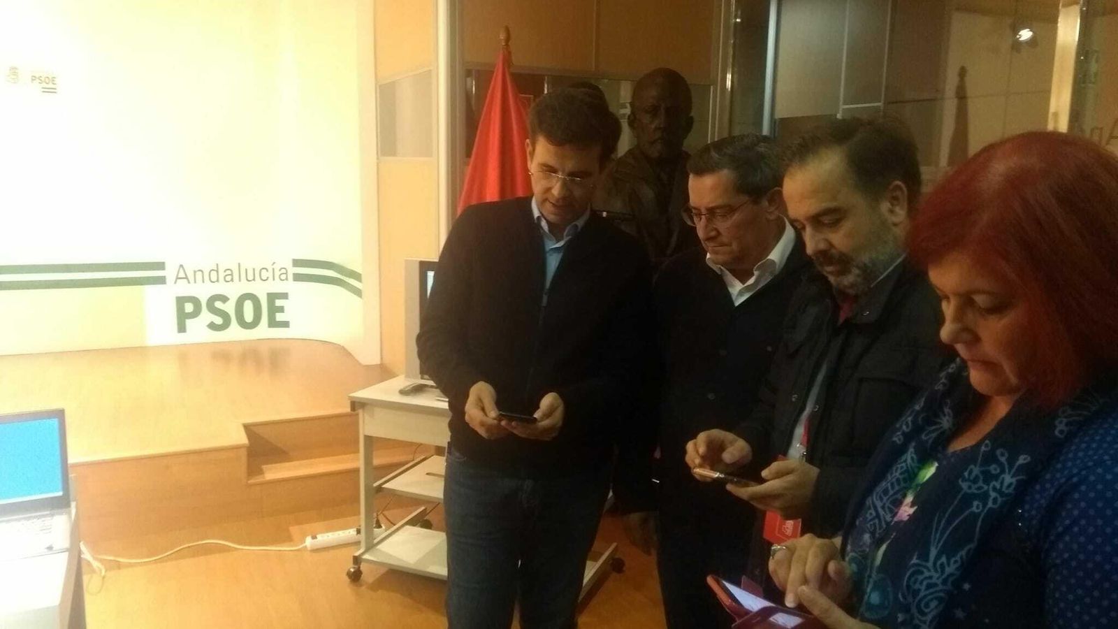 Paco Cuenca mirando el escrutinio en el móvil junto a Pepe Entrena