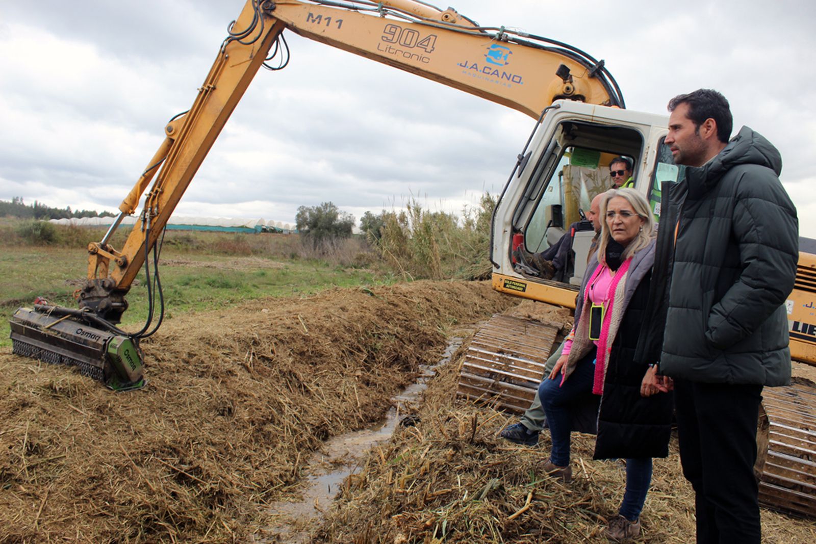 Pepa González y José Ángel Rodríguez miran los trabajos de limpieza.